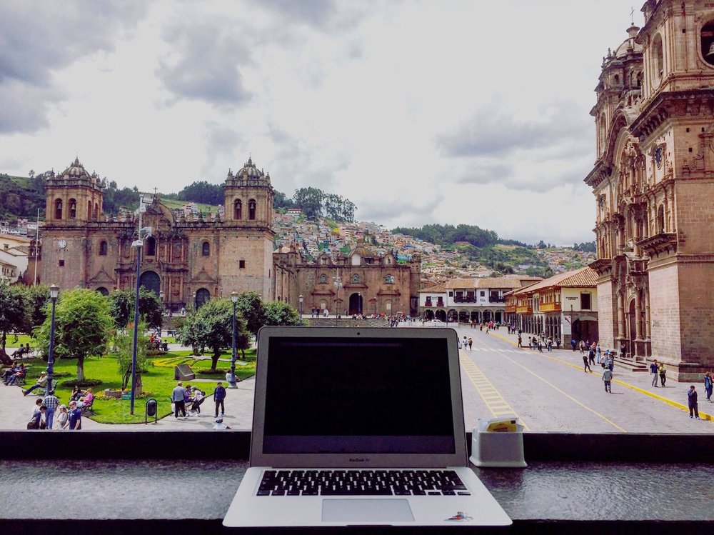 coworking-laptop-cafe-view-cusco (1)